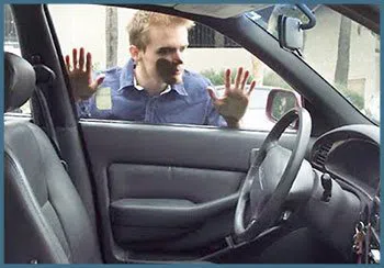 Safe Key Shop Gainesville, VA 571-261-6851 - 19-locked-keys-in-car